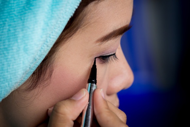 how to apply liquid eyeliner