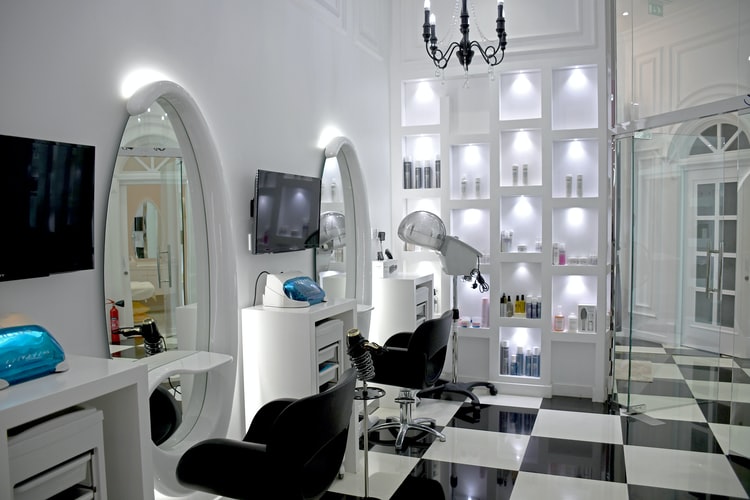 7.Salon Retail Stands